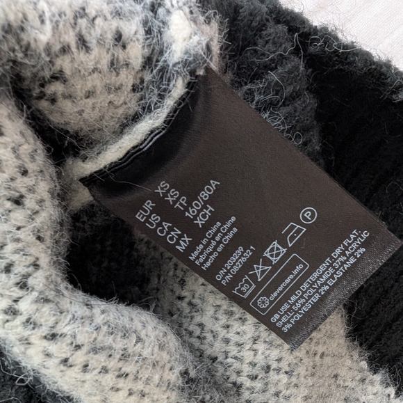 H&M Jacquard Knit Black And White Oversized Turtleneck Sweater - Picture 3 of 6